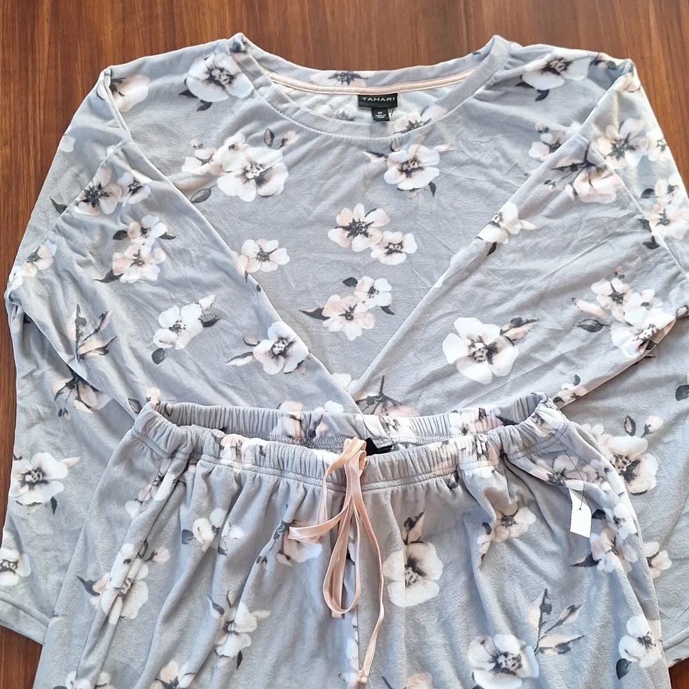 Tahari pajama set, lounge wear New with tags 2X - Picture 2 of 6